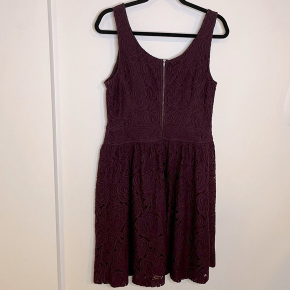 VINTAGE Sleeveless Lace Dress, Rose Motif, Burgundy Wine Merlot Plum, Size 12-14 - Picture 5 of 14